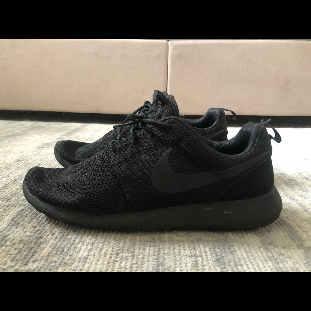 Black Nike Roshe one Size 11.5